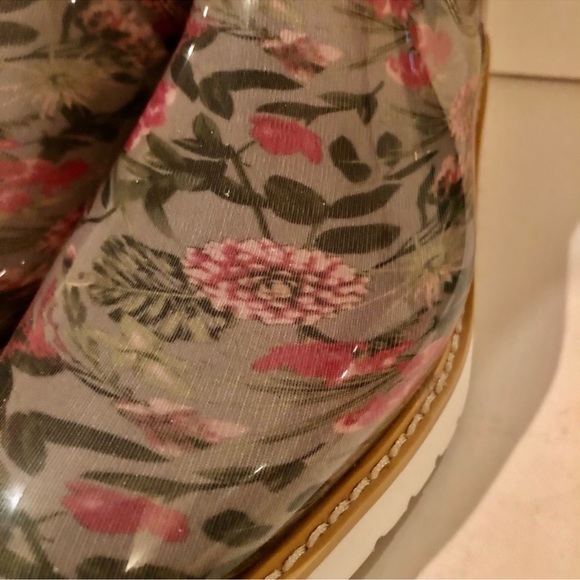 Cougar Kensington waterproof Chelsea boot.
Size 6 used - Picture 7 of 10